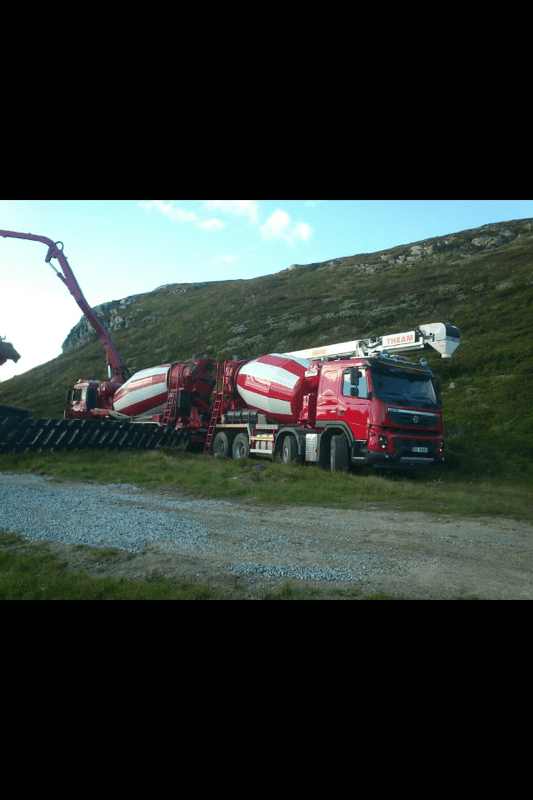 Betongbil på anleggsvei i fjellet
