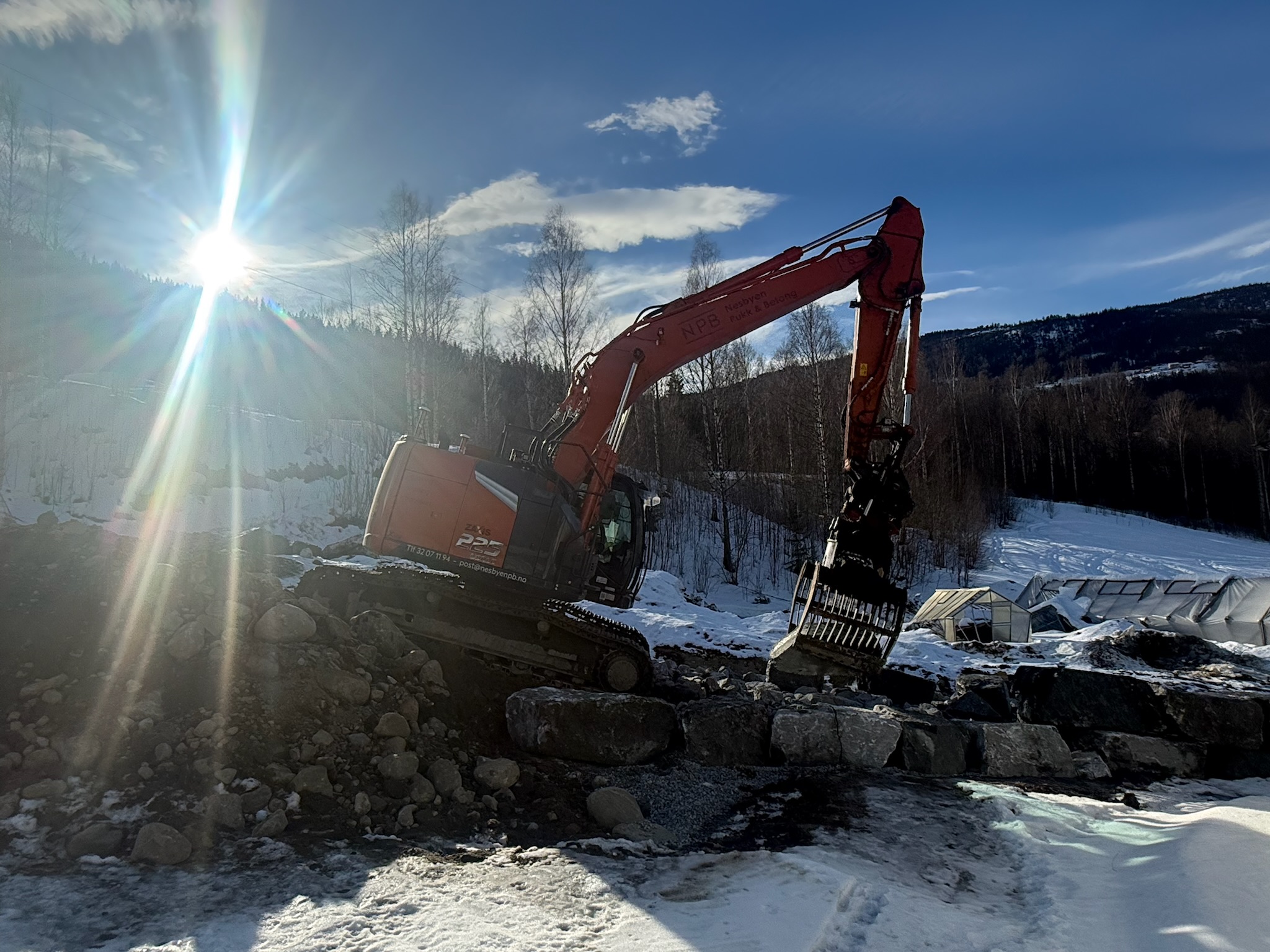 Gravemaskin i motlys