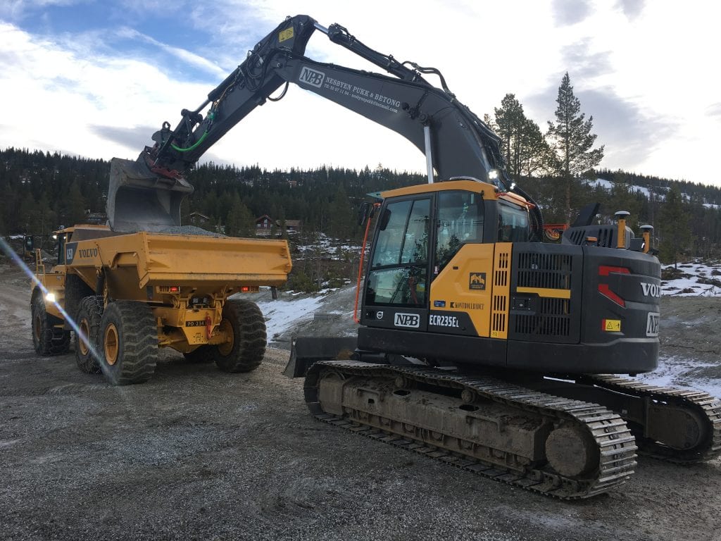 Gravemaskin og dumper på vinterføre